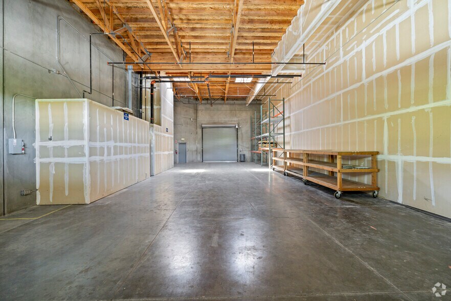 More Photos Of 64 Union Way, Vacaville Light Distribution For Lease