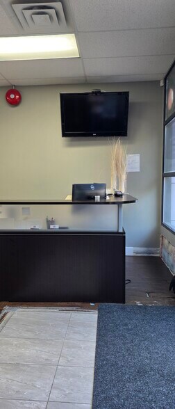 More Photos Of 7110 120th St, Surrey Storefront Retail Office For Lease