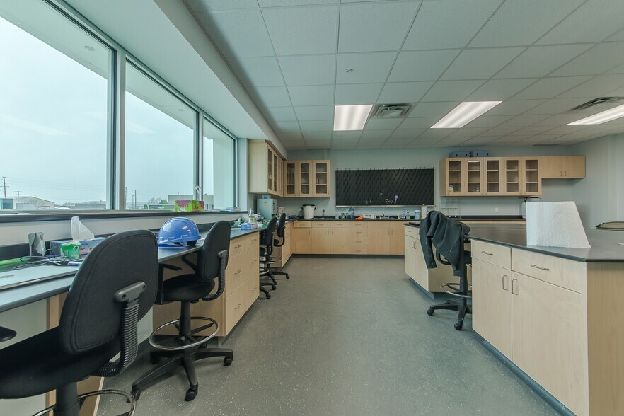 More Photos Of 516 John St N, Aylmer Manufacturing For Lease