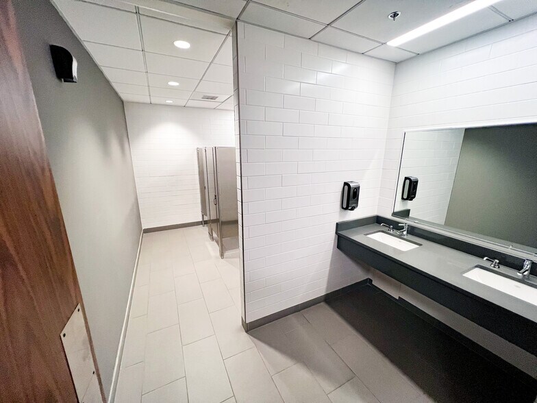 More Photos Of 500 W Illinois Ave, Midland Office For Lease