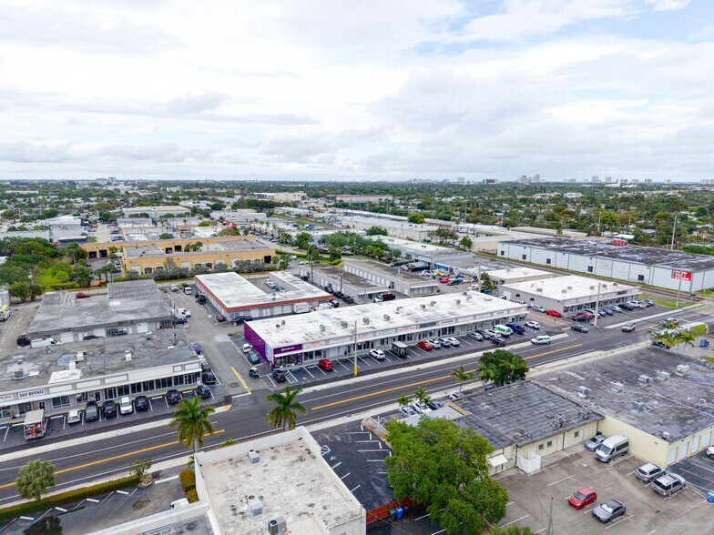 More Photos Of 1001-1099 NE 45th St, Fort Lauderdale Storefront For Lease