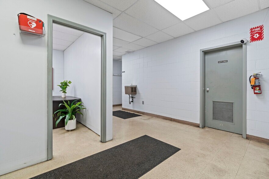 More Photos Of 1001 E 4th St, Richmond Showroom For Lease