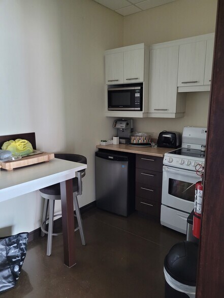 More Photos Of 10 Rue Gaston-Dumoulin, Blainville Light Distribution For Lease