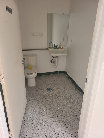 More Photos Of 2710 Shaver St, Pasadena Warehouse For Sale