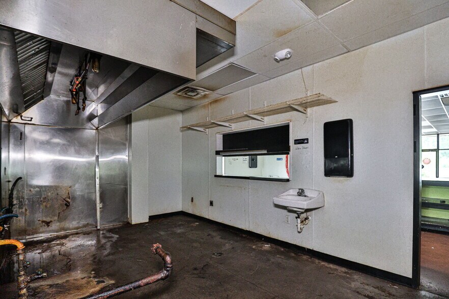 More Photos Of 6563 Gateway Rd, Columbus Storefront For Lease