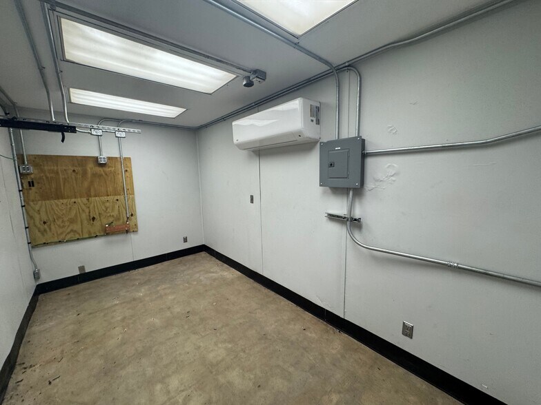 More Photos Of 930 Luciano Flores St, San Marcos Distribution For Lease