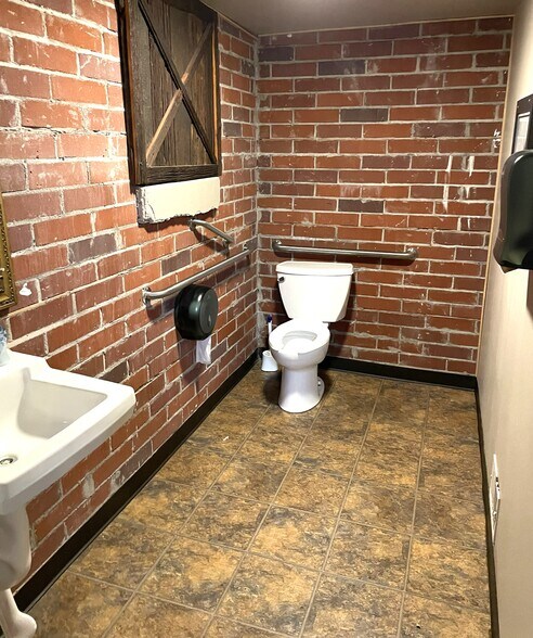 More Photos Of 1215 S River Rd, Saginaw Specialty For Sale