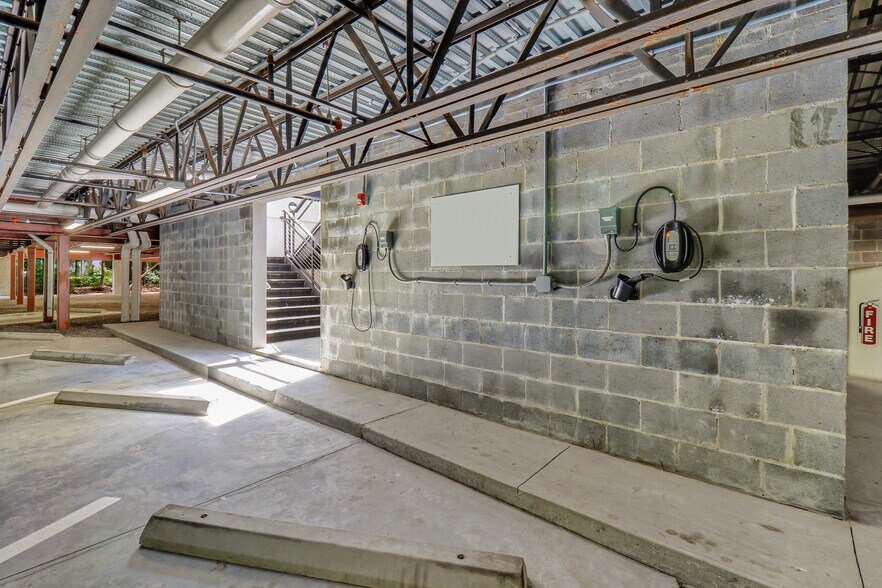 More Photos Of 10 Park Ln, Hilton Head Island Office For Sale