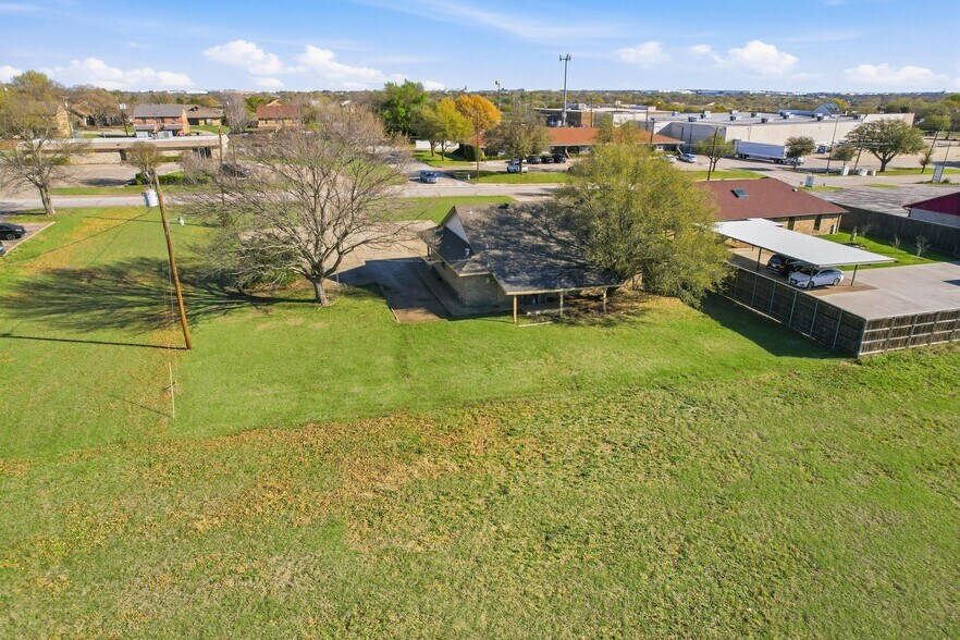 More Photos Of 216 Dalton Dr, DeSoto Office For Lease