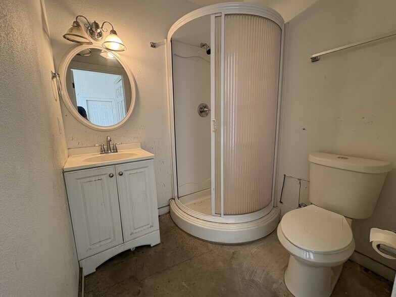 More Photos Of 152 152(B) Pine Tree Loop, Bastrop Flex For Lease