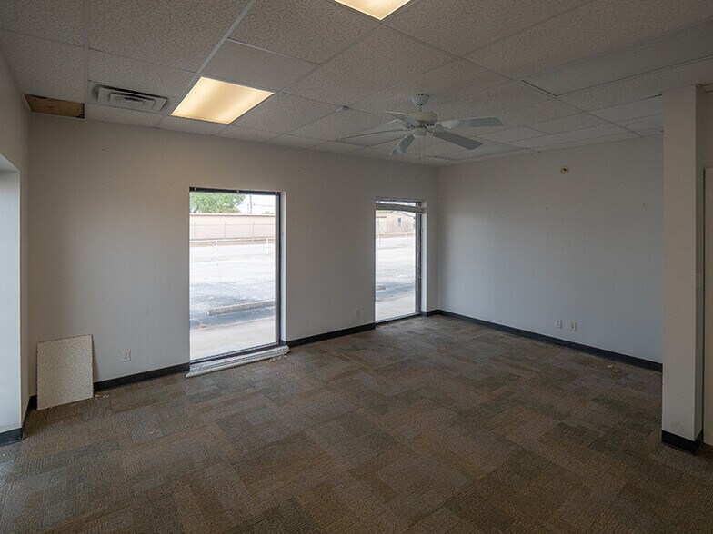 More Photos Of 108 McNutt Rd, Hutto Warehouse For Lease