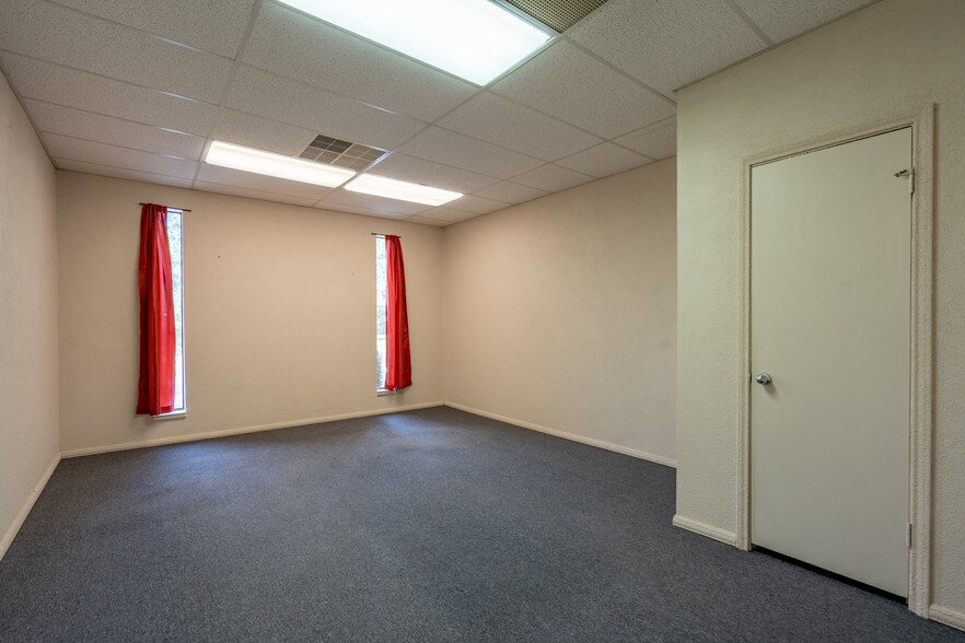 More Photos Of 28250 Fm-2978, Magnolia Medical For Lease