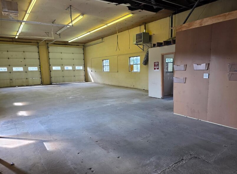More Photos Of 704 S Metcalf Rd, Louisburg Warehouse For Lease