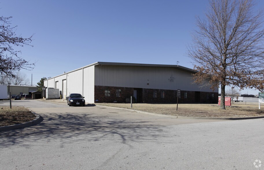 More Photos Of 311-315 N Burch St, Olathe Manufacturing For Sale