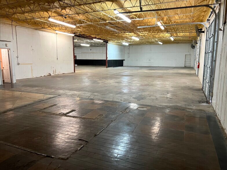 More Photos Of 5508-5516 Brewster St, San Antonio Warehouse For Lease