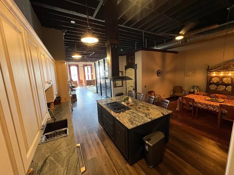 More Photos Of 119 E 5th St, Bonham Restaurant For Sale