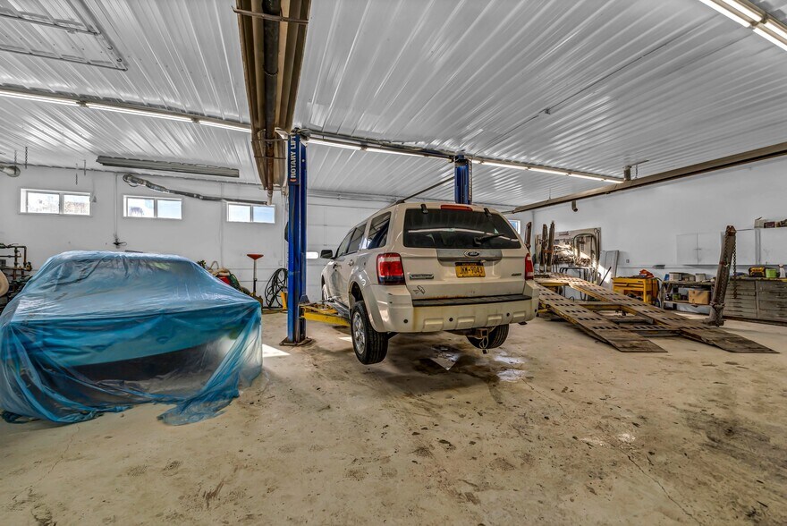 More Photos Of 5621 Lockport Rd, Niagara Falls Auto Repair For Lease