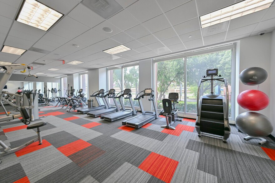 More Photos Of 10440 N Central Expy, Dallas Office For Sale