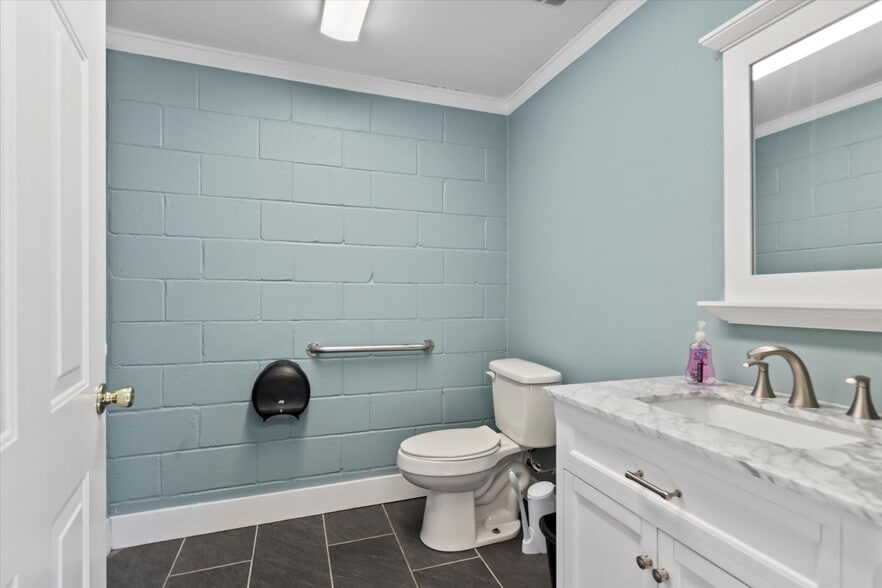 More Photos Of 102 Gin Oak Ct, Madison Freestanding For Sale