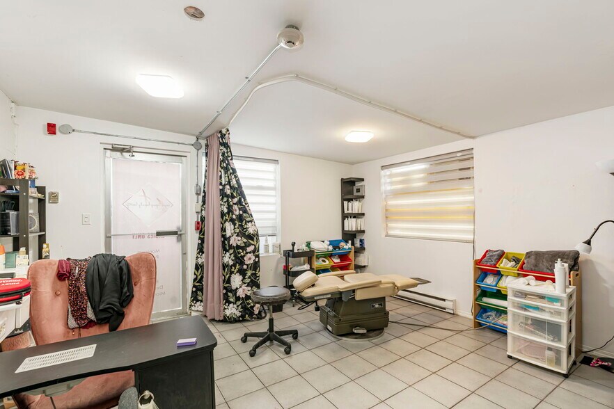 More Photos Of 32354 Marshall Rd, Abbotsford Freestanding For Sale