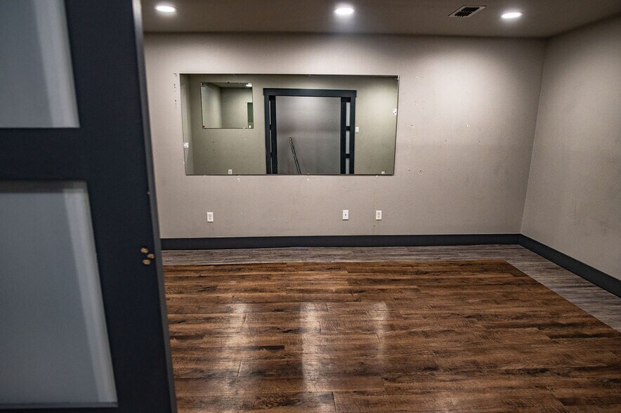 More Photos Of 2628 Bill Owens Pky, Longview Health Club For Sale