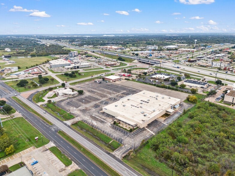 More Photos Of 1205 N Loop 340, Waco Light Manufacturing For Sale