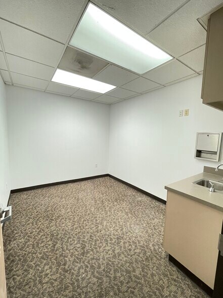 More Photos Of 215 Oak Dr S, Lake Jackson Medical For Lease
