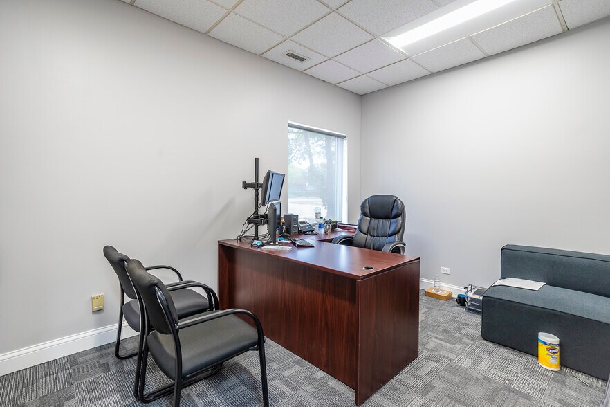 More Photos Of 951 N Plum Grove Rd, Schaumburg Office For Lease