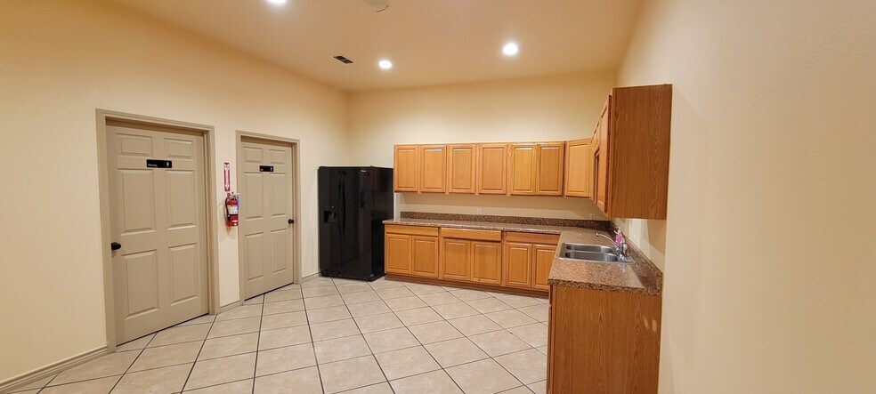 More Photos Of 4300 S US Highway 281, Pleasanton Warehouse For Lease