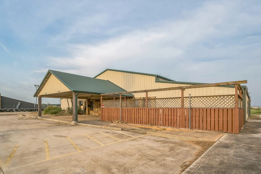 More Photos Of 410 S Interstate 35, Pearsall Storefront Retail Office For Lease