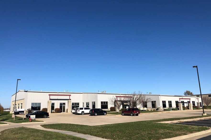 More Photos Of 921-929 Marthas Way, Hiawatha Light Distribution For Sale