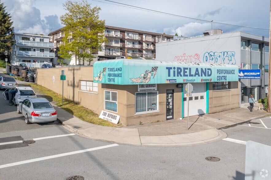 More Photos Of 300 E Esplanade, North Vancouver Service For Sale