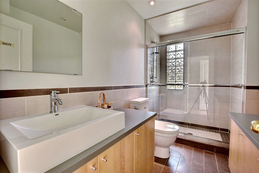 More Photos Of 510-512 Décarie Boul, Saint-Laurent Loft Creative Space For Sale