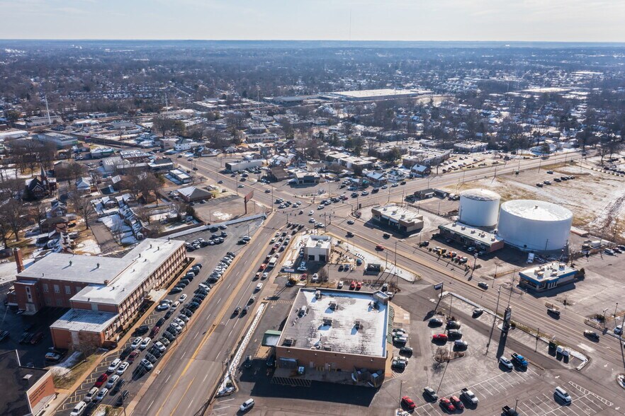 More Photos Of 9998 Gravois Rd, Saint Louis Freestanding For Lease