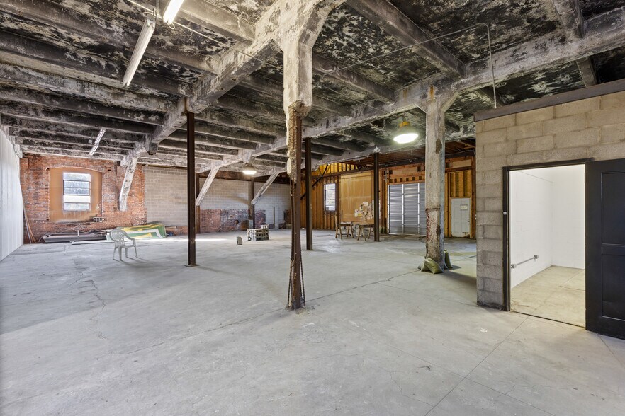 More Photos Of 2200 Union St, Bellaire Industrial For Sale