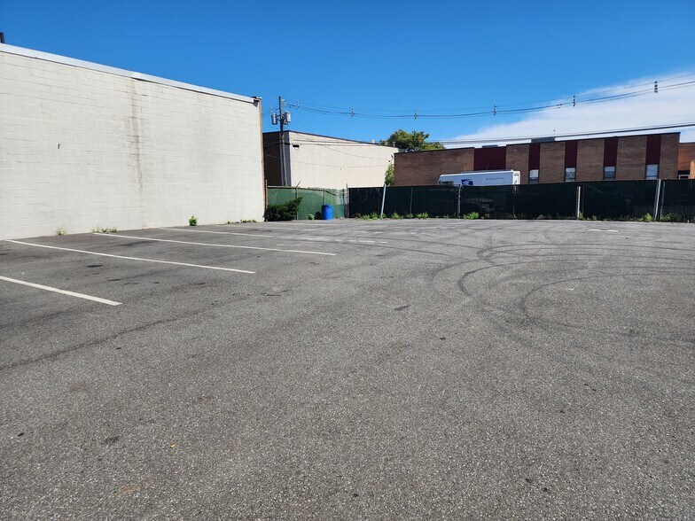 More Photos Of 260 Green St, South Hackensack Truck Terminal For Lease