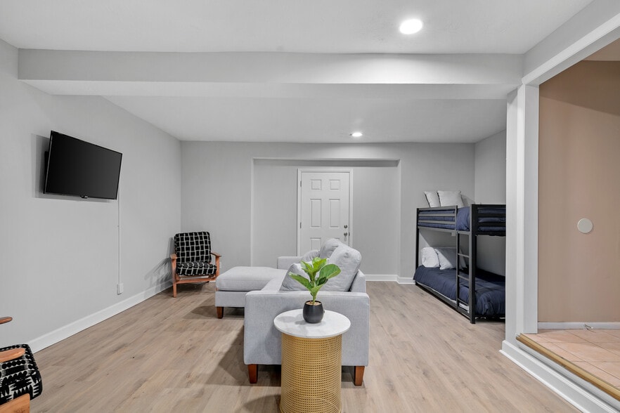 More Photos Of 640-642 W Main St, Lexington Office For Lease