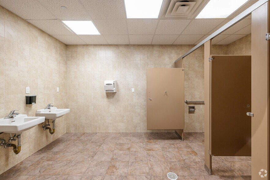 More Photos Of 33-24 Northern Blvd, Long Island City Loft Creative Space For Sale