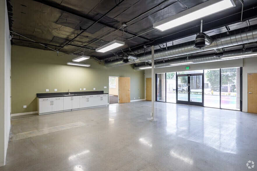 More Photos Of 1210-1230 N Red Gum St, Anaheim Warehouse For Lease