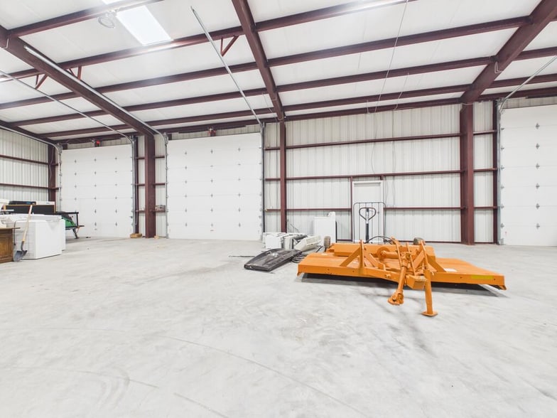 More Photos Of 1100 W Sealy Ave, Monahans Distribution For Sale