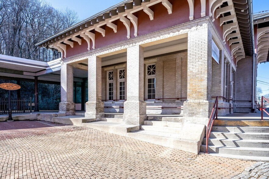 More Photos Of 12 Middlebrook Ave, Staunton Restaurant For Lease