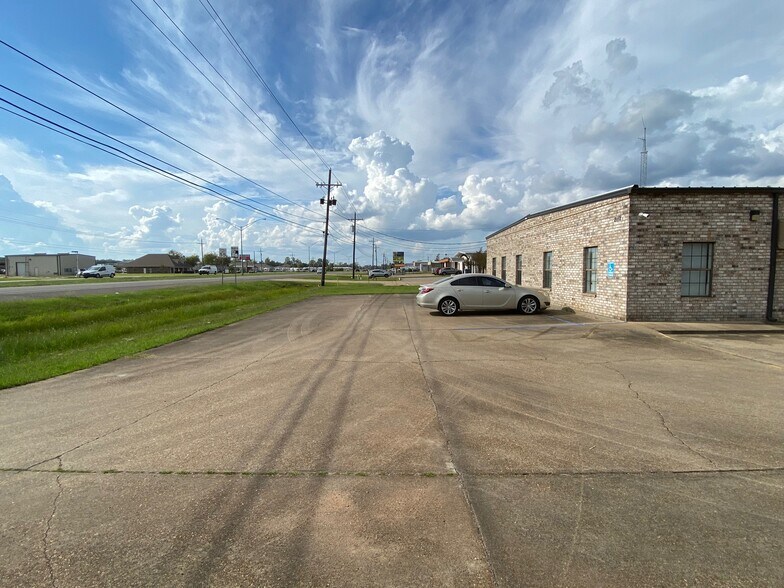 More Photos Of 2112 N Bolton Ave, Alexandria Service For Sale