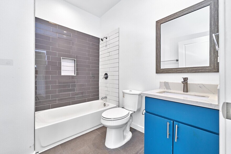 More Photos Of 550 W 47th St, Los Angeles Apartments For Sale