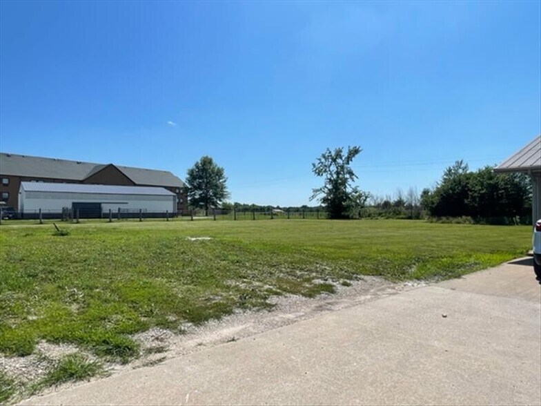 More Photos Of 2005 N Missouri St, Macon Office Residential For Sale