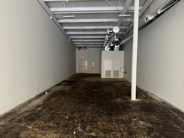 More Photos Of 602 W Bankhead St, New Albany General Retail For Lease