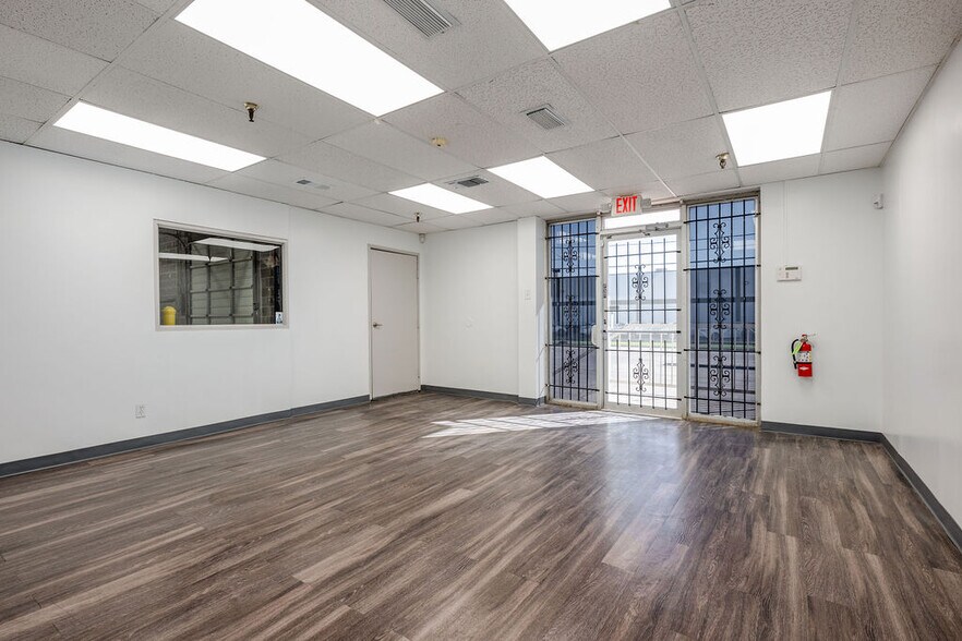 More Photos Of 11233-11251 Leo Ln, Dallas Warehouse For Lease
