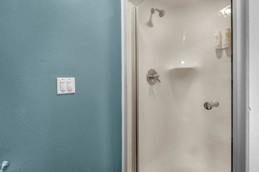 More Photos Of 220 Caravan Dr, Elkhart Hotel For Sale