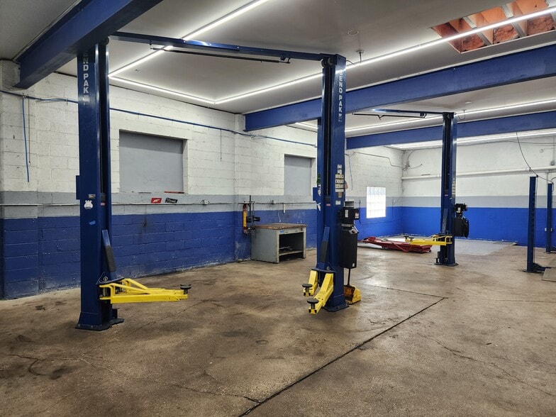 More Photos Of 260 Green St, South Hackensack Truck Terminal For Lease