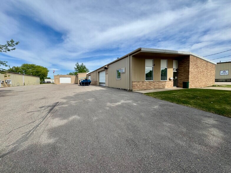 More Photos Of 2917 Latham Dr, Madison Warehouse For Lease
