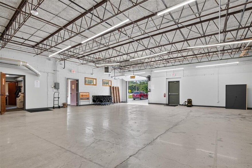 More Photos Of 2401 Hickman Rd, Des Moines Warehouse For Sale